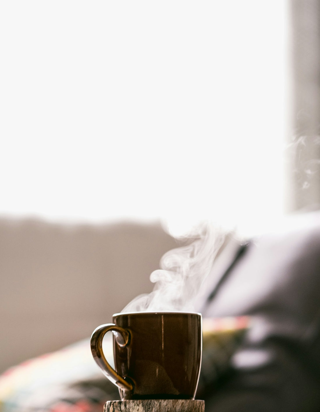 Tazza di caffè caldo con piattino