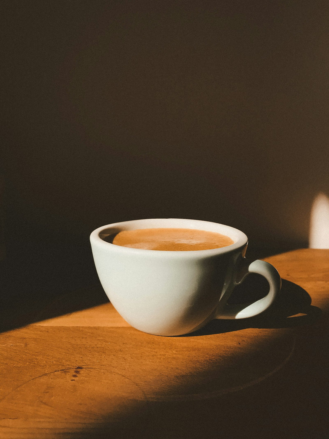 Tazza di caffè su tavolo in legno