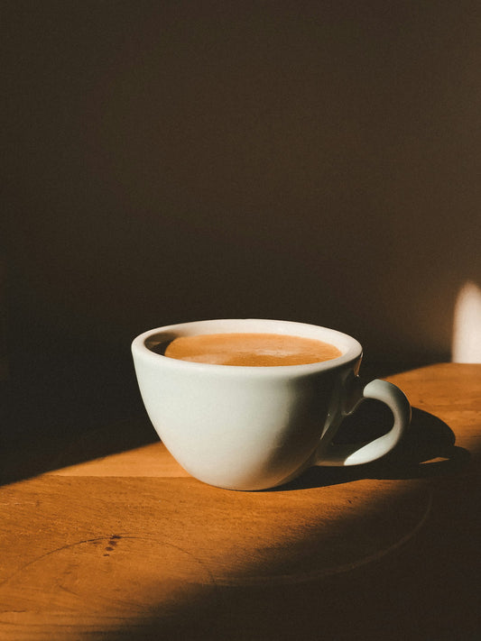 Tazza di caffè su tavolo in legno